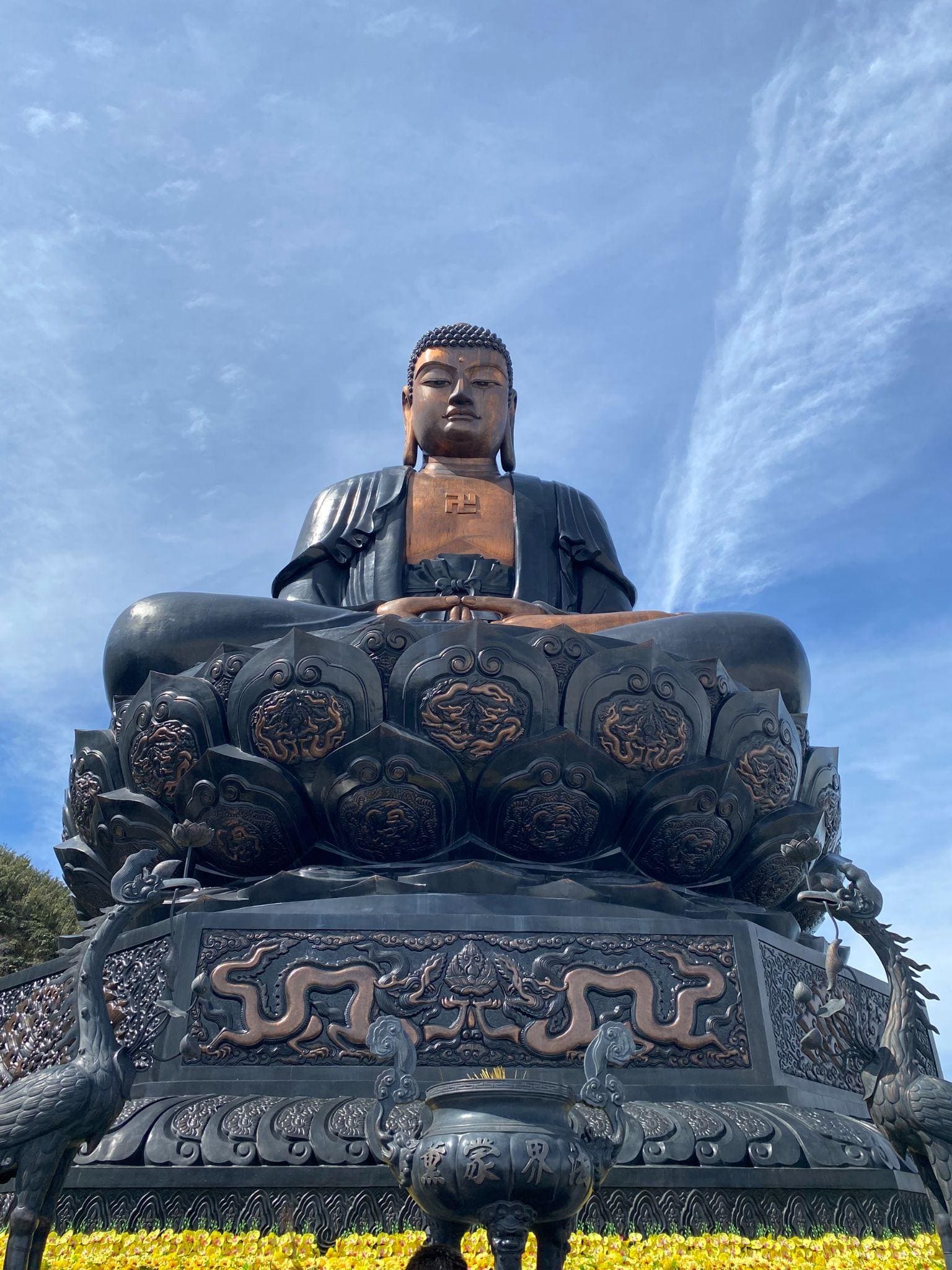 Offering incense and praying at the Great Buddha statue is a profound spiritual experience